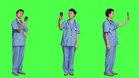 Krankenschwester-Beantwortet-Videoanruf-Besprechungsverbindung-Während-Der-Arbeitspause